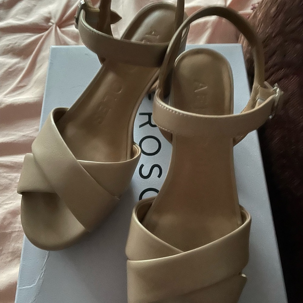 Aerosoles Cosmos Platform Sandals in Beige 7M
